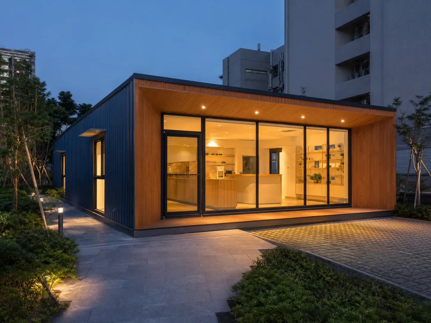 作為接待與展示使用的模組空間完工實景,入口動線與大面玻璃清楚