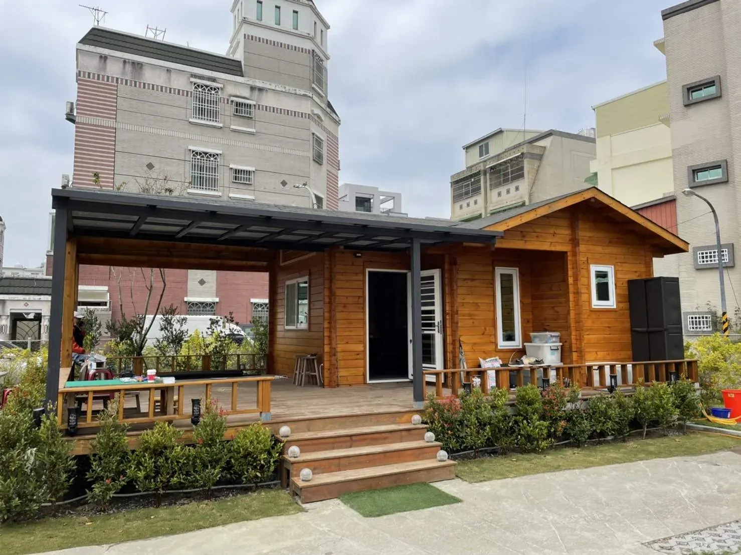 住宅區中的原木屋外觀（第 1 張）